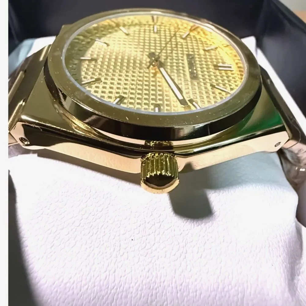 Invicta sleek luxury